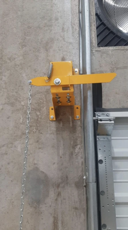 Imagem ilustrativa de Trava para porta de doca tipo guilhotina